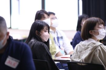 ワークショップの狙いについて耳を傾ける学生