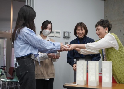 写真2　作品受け渡しの様子