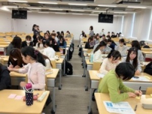 実践女子大学　人間社会学部　富田望
