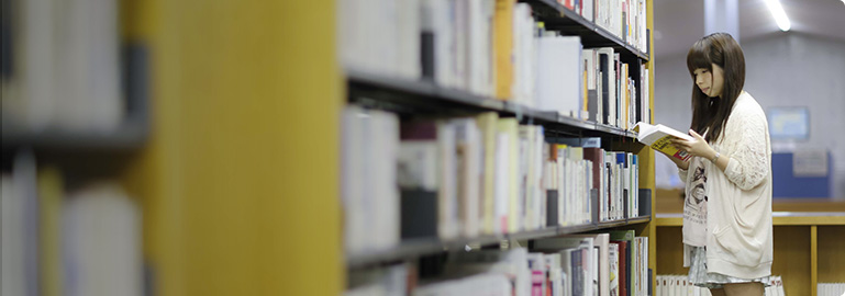 午後8時半に図書館の一日が始まります