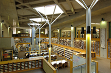 日野キャンパスの図書館