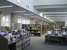 増改築後の短期大学図書館
